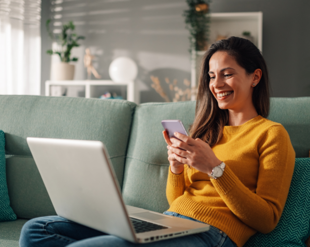 Kobieta korzystająca z aplikacji mobilnej i usługi internet banking